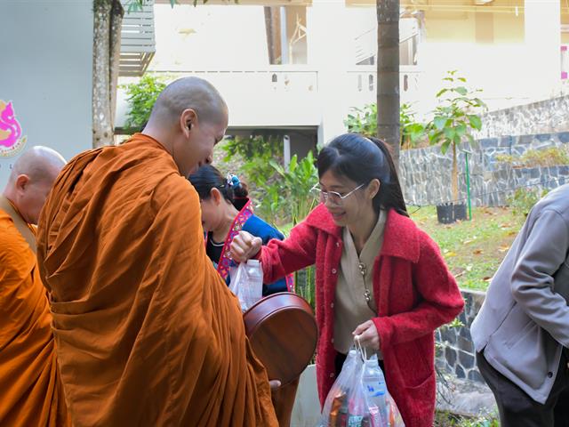 คณะกรรมการประจำวิทยาลัยการศึกษา ร่วมทำบุญตักบาตร เนื่องในโอกาสวันส่งท้ายปีเก่า ต้อนรับปีใหม่ พ.ศ.2567