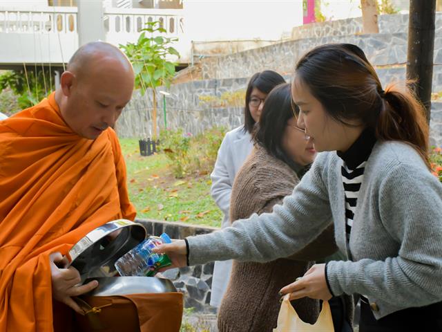 คณะกรรมการประจำวิทยาลัยการศึกษา ร่วมทำบุญตักบาตร เนื่องในโอกาสวันส่งท้ายปีเก่า ต้อนรับปีใหม่ พ.ศ.2567