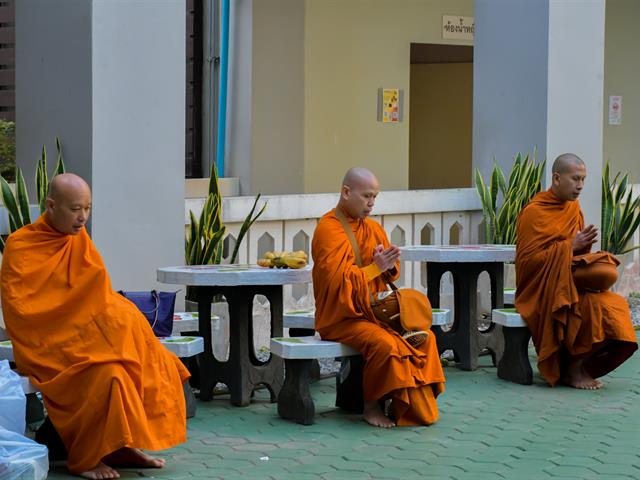 School of Education’s committee participated in making merit and giving food to the monks on the New Year 2024 occasion