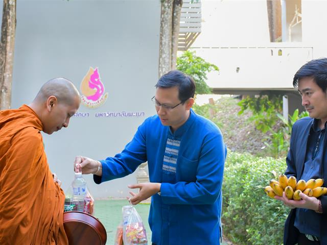 School of Education’s committee participated in making merit and giving food to the monks on the New Year 2024 occasion