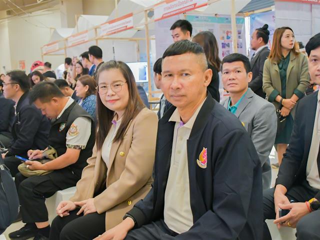 School of Education received the bronze medal for the 1 Faculty 1 Innovation Community project at the 13th Phayao Research Conference and the Outstanding Researcher award from the University of Phayao.