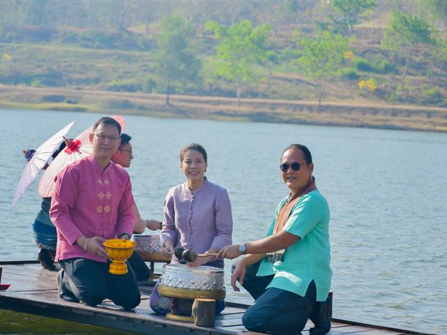 School of Education collaborated with School of Liberal Arts and School of Political Science and Social Sciences to conduct the fetching water ceremony and bathe Phra That Chom Thong in 2024.