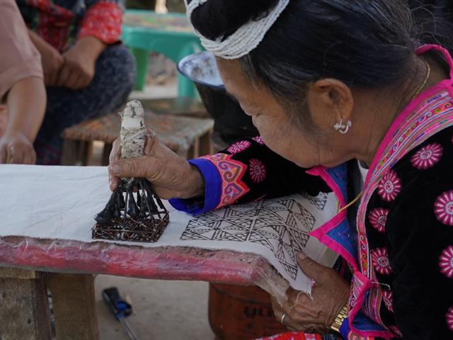 มหาวิทยาลัยพะเยา ร่วมพัฒนาผ้าเขียนเทียน ลวดลายอัตลักษณ์ผ้าปักชนเผ่า อำเภอปง จังหวัดพะเยา