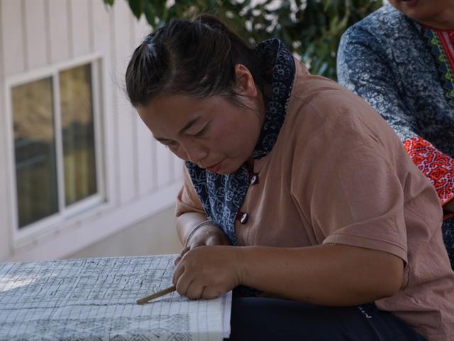 มหาวิทยาลัยพะเยา ร่วมพัฒนาผ้าเขียนเทียน ลวดลายอัตลักษณ์ผ้าปักชนเผ่า อำเภอปง จังหวัดพะเยา