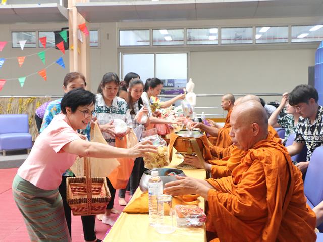 คณะสาธารณสุขศาสตร์ ดำเนินกิจกรรมสืบสานประเพณีสงกรานต์ 2567 "ป๋าเวณีปี๋ใหม่เมือง" โดยจัดให้มีกิจกรรมทำบุญตักบาตร และสรงน้ำพระ เพื่อความเป็นสิริมงคลเนื่องในวันปีใหม่ไทย