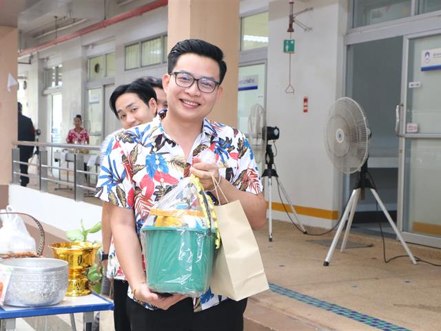 คณะสาธารณสุขศาสตร์ ดำเนินกิจกรรมสืบสานประเพณีสงกรานต์ 2567 "ป๋าเวณีปี๋ใหม่เมือง" โดยจัดให้มีกิจกรรมทำบุญตักบาตร และสรงน้ำพระ เพื่อความเป็นสิริมงคลเนื่องในวันปีใหม่ไทย