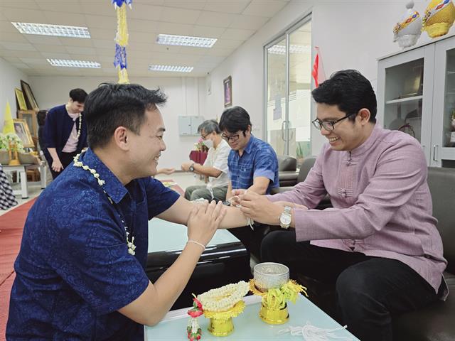 ทำบุญ สรงน้ำพระ และรดน้ำดำหัว ขอพรผู้ใหญ่