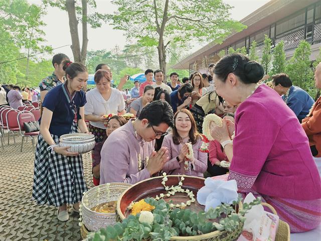 พิธีสระเกล้าดำหัวอธิการบดีและผู้อาวุโส