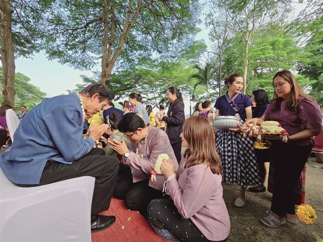 พิธีสระเกล้าดำหัวอธิการบดีและผู้อาวุโส