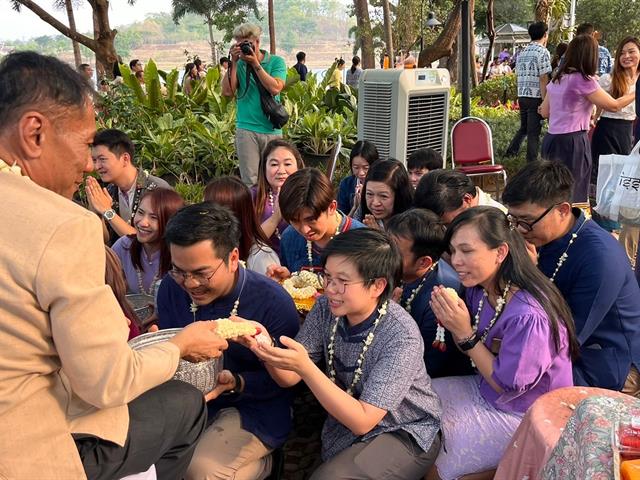 คณบดีคณะสหเวชศาสตร์ นำทีมผู้บริหารและบุคลากรเข้าร่วมพิธีสระเกล้าดำหัวอธิการบดีและผู้อาวุโส เนื่องในเทศกาลสงกรานต์มหาวิทยาลัยพะเยา ประจำปี 2567 