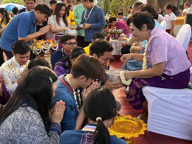 คณบดีคณะสหเวชศาสตร์ นำทีมผู้บริหารและบุคลากรเข้าร่วมพิธีสระเกล้าดำหัวอธิการบดีและผู้อาวุโส เนื่องในเทศกาลสงกรานต์มหาวิทยาลัยพะเยา ประจำปี 2567 