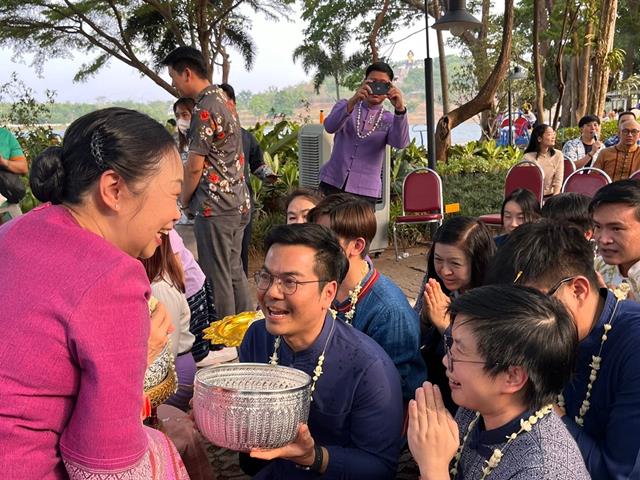 คณบดีคณะสหเวชศาสตร์ นำทีมผู้บริหารและบุคลากรเข้าร่วมพิธีสระเกล้าดำหัวอธิการบดีและผู้อาวุโส เนื่องในเทศกาลสงกรานต์มหาวิทยาลัยพะเยา ประจำปี 2567 