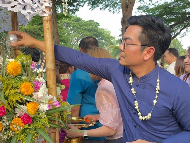 คณบดีคณะสหเวชศาสตร์ นำทีมผู้บริหารและบุคลากรเข้าร่วมพิธีสระเกล้าดำหัวอธิการบดีและผู้อาวุโส เนื่องในเทศกาลสงกรานต์มหาวิทยาลัยพะเยา ประจำปี 2567 