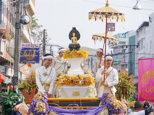 Phra That Chom Thong Blanket Parade Tradition, University of Phayao
