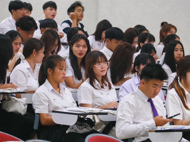 คณะรัฐศาสตร์และสังคมศาสตร์ 