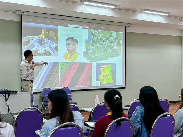 คณะรัฐศาสตร์และสังคมศาสตร์ 