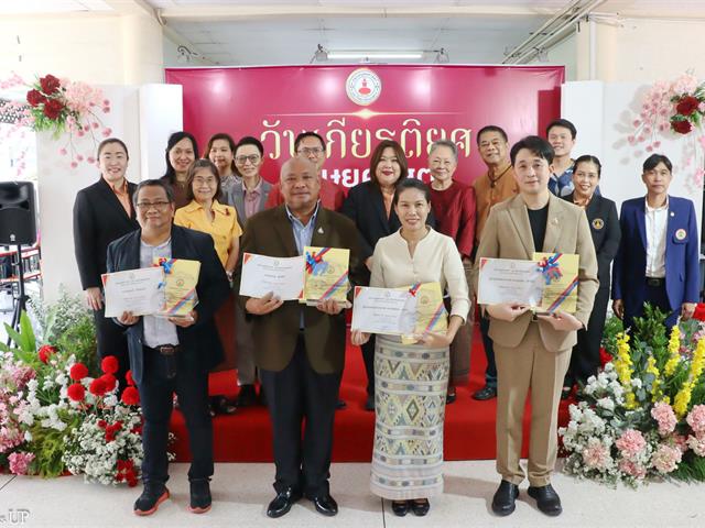 คณบดีคณะศิลปศาสตร์ เข้ารับรางวัลศิษย์เก่าดีเด่นคณะมนุษยศาสตร์ ในโครงการวันเกียรติยศ มนุษยศาสตร์