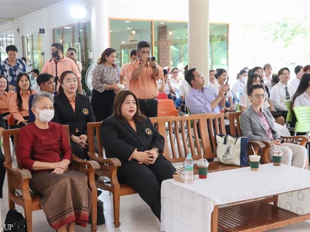 คณบดีคณะศิลปศาสตร์ เข้ารับรางวัลศิษย์เก่าดีเด่นคณะมนุษยศาสตร์ ในโครงการวันเกียรติยศ มนุษยศาสตร์