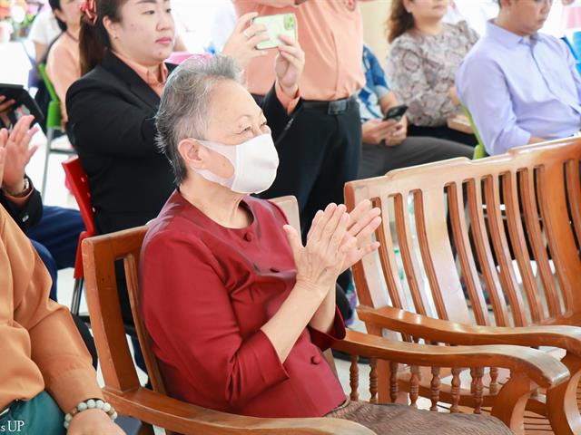 คณบดีคณะศิลปศาสตร์ เข้ารับรางวัลศิษย์เก่าดีเด่นคณะมนุษยศาสตร์ ในโครงการวันเกียรติยศ มนุษยศาสตร์