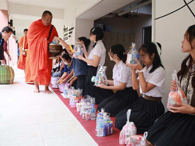 คณะเภสัชศาสตร์ มหาวิทยาลัยพะเยา จัดกิจกรรมทำบุญตักบาตรประจำเดือน กันยายน 2567