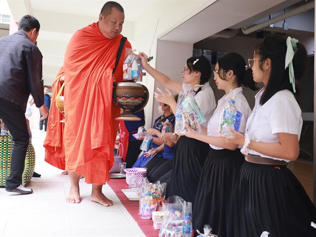 คณะเภสัชศาสตร์ มหาวิทยาลัยพะเยา จัดกิจกรรมทำบุญตักบาตรประจำเดือน กันยายน 2567