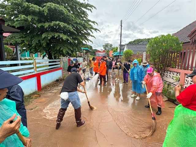 มหาวิทยาลัยพะเยาจัดกิจกรรมจิตอาสาทำความสะอาดถนน  Big Cleaning บ้านท่าวังควาย ชุมชนแม่ต๋ำเมืองชุม จังหวัดพะเยา