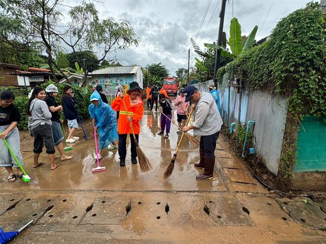 The University of Phayao recently organized a volunteer street cleaning event in Ban Tha Wang Khwai, located in the Mae Tam Muang Chum Community of Phayao Province. This event, known as the "Big Cleaning," aimed to improve the cleanliness of the community