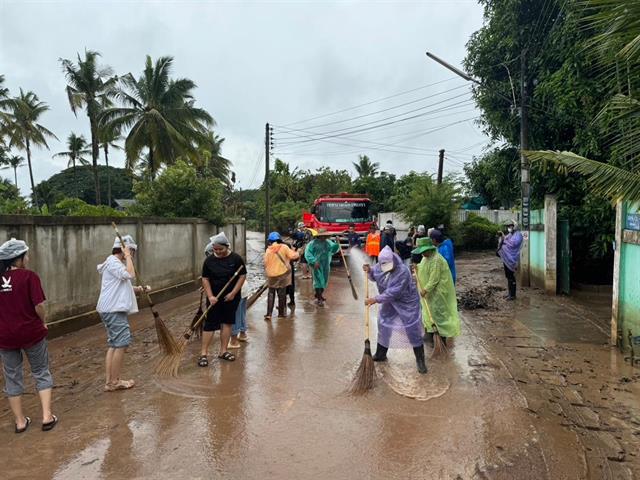 The University of Phayao recently organized a volunteer street cleaning event in Ban Tha Wang Khwai, located in the Mae Tam Muang Chum Community of Phayao Province. This event, known as the "Big Cleaning," aimed to improve the cleanliness of the community