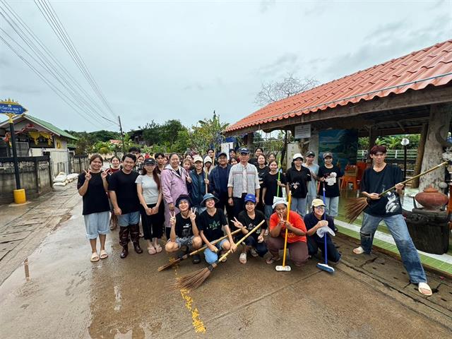 The University of Phayao recently organized a volunteer street cleaning event in Ban Tha Wang Khwai, located in the Mae Tam Muang Chum Community of Phayao Province. This event, known as the "Big Cleaning," aimed to improve the cleanliness of the community