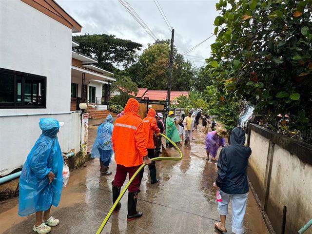 The University of Phayao recently organized a volunteer street cleaning event in Ban Tha Wang Khwai, located in the Mae Tam Muang Chum Community of Phayao Province. This event, known as the "Big Cleaning," aimed to improve the cleanliness of the community