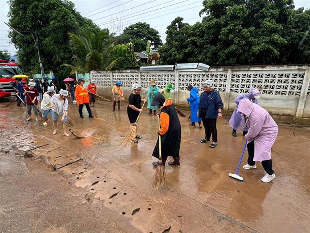 The University of Phayao recently organized a volunteer street cleaning event in Ban Tha Wang Khwai, located in the Mae Tam Muang Chum Community of Phayao Province. This event, known as the "Big Cleaning," aimed to improve the cleanliness of the community