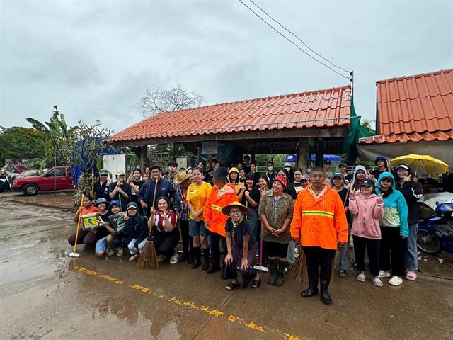 The University of Phayao recently organized a volunteer street cleaning event in Ban Tha Wang Khwai, located in the Mae Tam Muang Chum Community of Phayao Province. This event, known as the "Big Cleaning," aimed to improve the cleanliness of the community