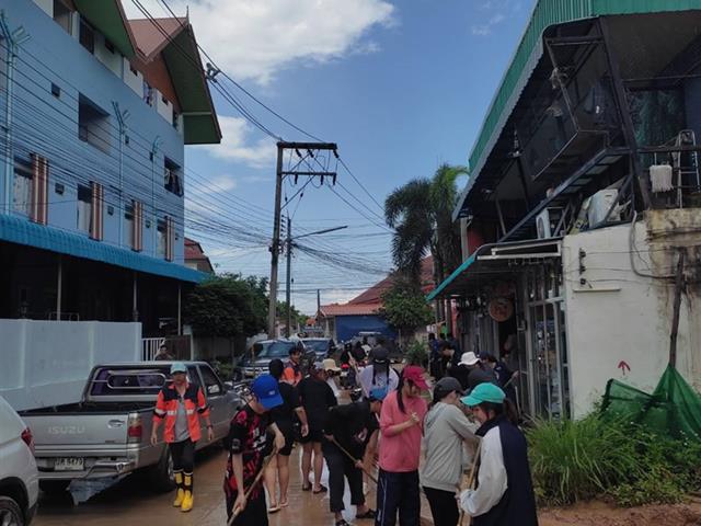 คณะวิศวกรรมศาสตร์ มพ. ลุยน้ำฟื้นฟูพื้นที่ประสบภัยหลังน้ำลด