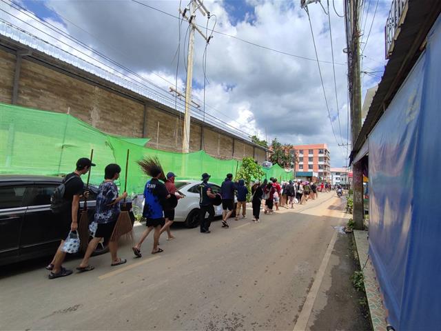 คณะวิศวกรรมศาสตร์ มพ. ลุยน้ำฟื้นฟูพื้นที่ประสบภัยหลังน้ำลด