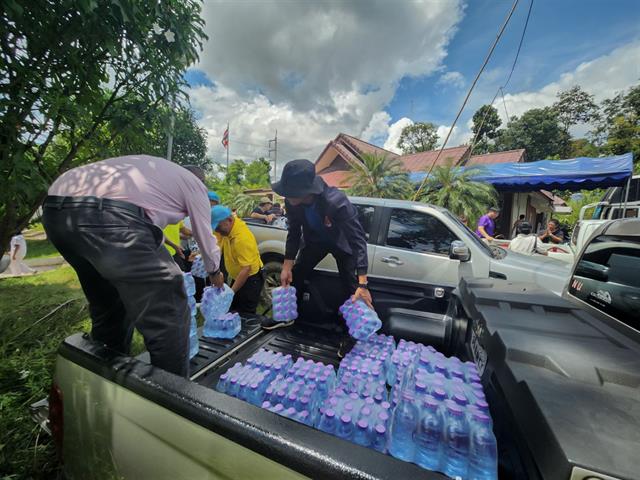 วิทยาลัยการศึกษา มอบปัจจัยและของใช้ ข้าวสาร อาหารแห้ง ช่วยผู้ประสบอุทกภัยบริเวณหน้ามหาวิทยาลัยพะเยา