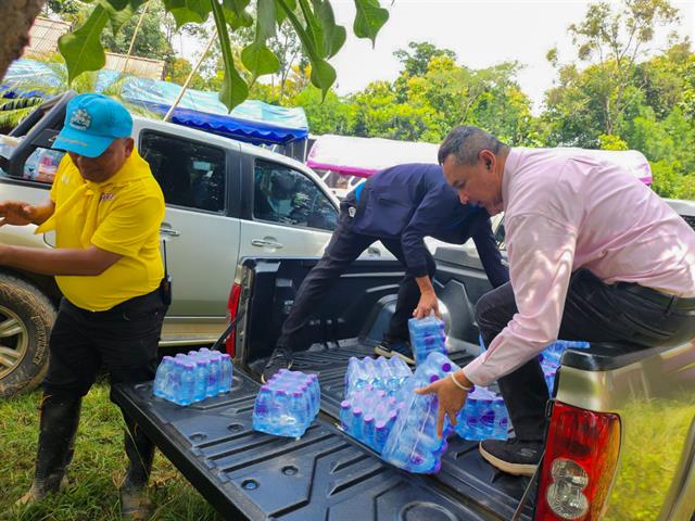 วิทยาลัยการศึกษา มอบปัจจัยและของใช้ ข้าวสาร อาหารแห้ง ช่วยผู้ประสบอุทกภัยบริเวณหน้ามหาวิทยาลัยพะเยา