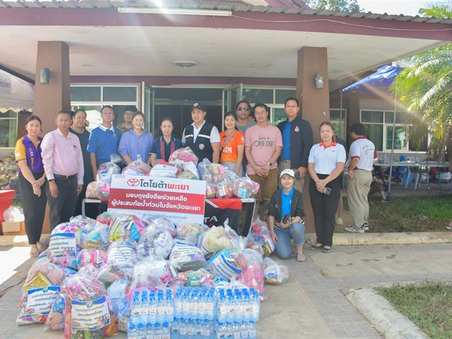 วิทยาลัยการศึกษา มอบปัจจัยและของใช้ ข้าวสาร อาหารแห้ง ช่วยผู้ประสบอุทกภัยบริเวณหน้ามหาวิทยาลัยพะเยา