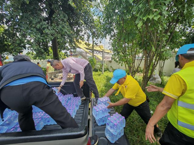 วิทยาลัยการศึกษา มอบปัจจัยและของใช้ ข้าวสาร อาหารแห้ง ช่วยผู้ประสบอุทกภัยบริเวณหน้ามหาวิทยาลัยพะเยา