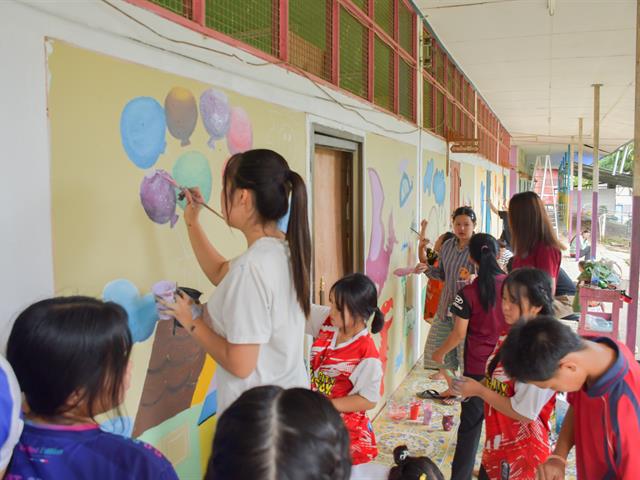 วิทยาลัยการศึกษา ร่วมกับสโมสรนิสิตดำเนินกิจกรรมจิตอาสาพัฒนาโรงเรียนบ้านสันติสุข ตำบลขุนควร อำเภอปง จังหวัดพะเยา