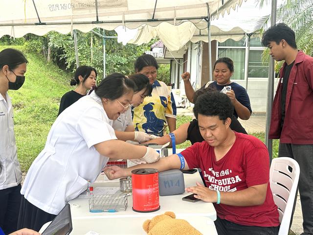 คณบดีคณะสหเวชศาสตร์ นำทีมอาจารย์และนิสิตเปิดให้บริการตรวจคัดกรองโรคฉี่หนู