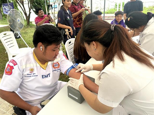 คณบดีคณะสหเวชศาสตร์ นำทีมอาจารย์และนิสิตเปิดให้บริการตรวจคัดกรองโรคฉี่หนู