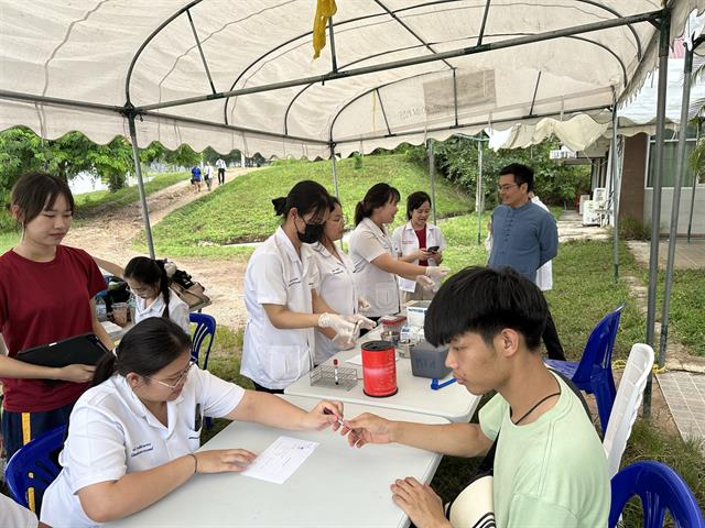 คณบดีคณะสหเวชศาสตร์ นำทีมอาจารย์และนิสิตเปิดให้บริการตรวจคัดกรองโรคฉี่หนู