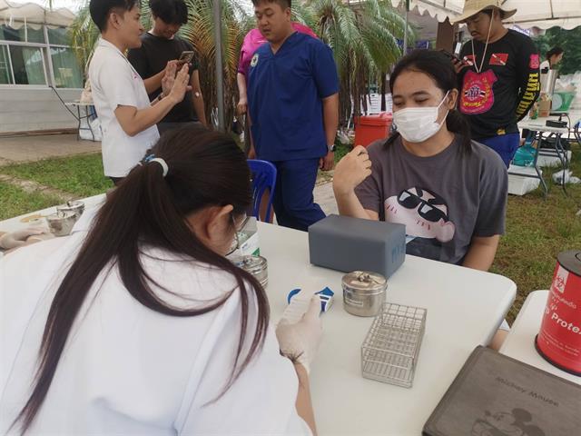 คณบดีคณะสหเวชศาสตร์ นำทีมอาจารย์และนิสิตเปิดให้บริการตรวจคัดกรองโรคฉี่หนู