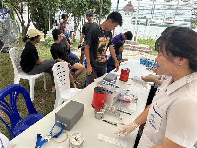 คณบดีคณะสหเวชศาสตร์ นำทีมอาจารย์และนิสิตเปิดให้บริการตรวจคัดกรองโรคฉี่หนู