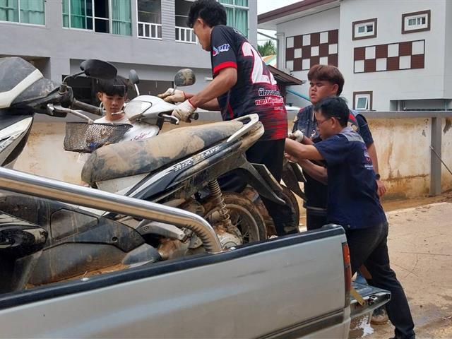 อธิการบดีและผู้บริหาร มพ. ลงพื้นที่เยี่ยมชมและให้กำลังใจ ศูนย์ประสานงานช่วยเหลือด้านวิศวกรรมศาสตร์ เพื่อชุมชนหน้าม.พะเยา