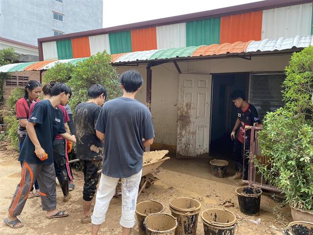 อธิการบดีและผู้บริหาร มพ. ลงพื้นที่เยี่ยมชมและให้กำลังใจ ศูนย์ประสานงานช่วยเหลือด้านวิศวกรรมศาสตร์ เพื่อชุมชนหน้าม.พะเยา