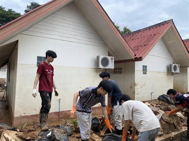 อธิการบดีและผู้บริหาร มพ. ลงพื้นที่เยี่ยมชมและให้กำลังใจ ศูนย์ประสานงานช่วยเหลือด้านวิศวกรรมศาสตร์ เพื่อชุมชนหน้าม.พะเยา