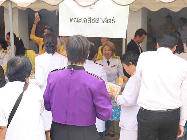 คณะเภสัชศาสตร์นำโดย ร่วมพิธีถวายผ้าพระกฐินพระราชทาน ประจำปีพุทธศักราช 2567