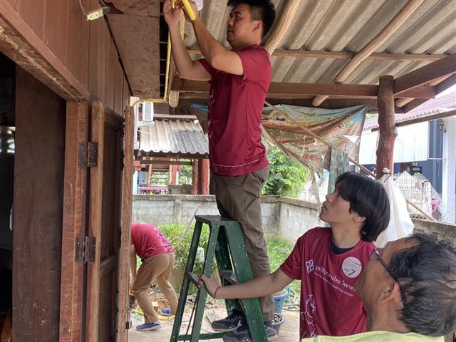 คณะวิศวกรรมศาสตร์ มพ. ลงพื้นที่ฟื้นฟู ซ่อมแซม ระบบไฟฟ้า ช่วยเหลือบ้านเรือน อ.ปง จากผลกระทบอุทกภัย