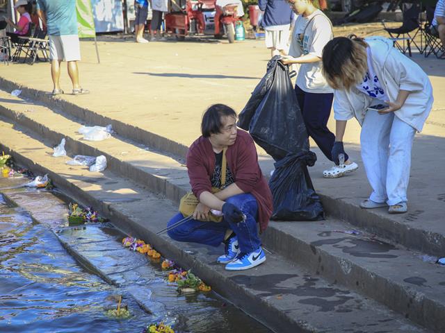 พายเรือเก็บขยะ